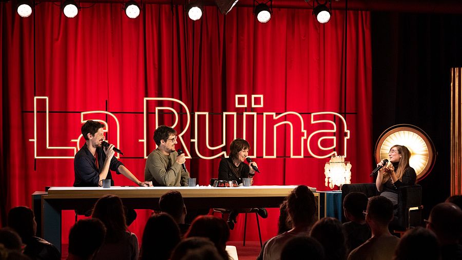 Ignasi Taltavull, Empar Moliner i Tomàs Fuentes escolten les ruïnes del públic