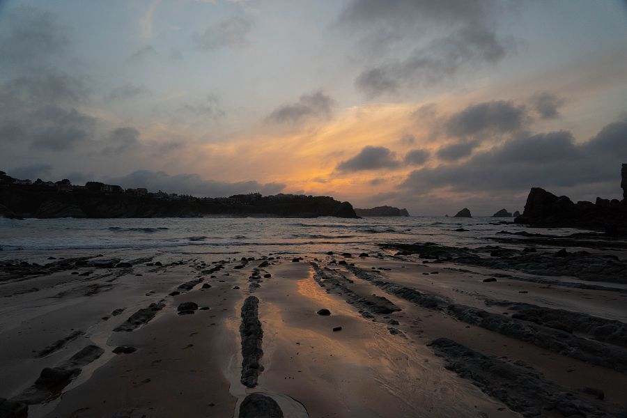 También en la playa del Portío, el flysch diseña unas mareas muy atractivas sobre todo al atardecer