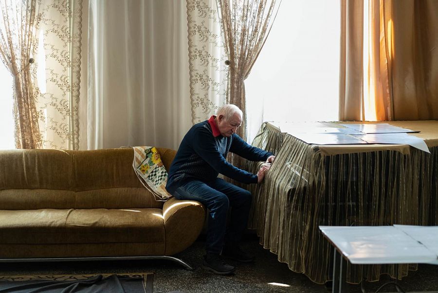 Vasyl Nevolov, un desplazado interno ucraniano de Kiev, descansa en el interior de un teatro en la ciudad de Drohobych, en Ucrania.