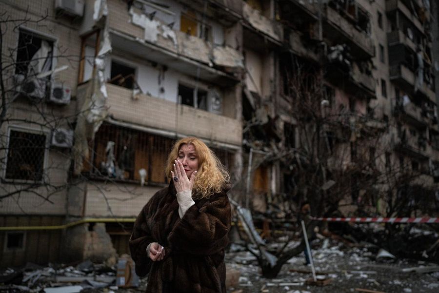 Natali Sevriukova llora frente a su edificio de apartamentos destruido en un ataque con misiles en Kiev.