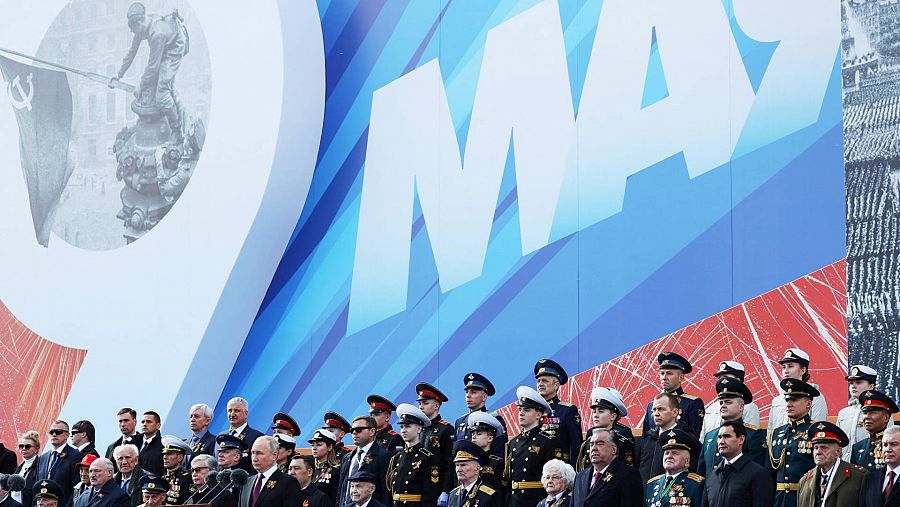 Imagen de la tribuna presidencial en el Día de la Victoria en la Plaza Roja, con Vladímir Putin en el centro de los asistentes. Foto: Sputnik/Gavriil Grigorov/vía REUTERS 