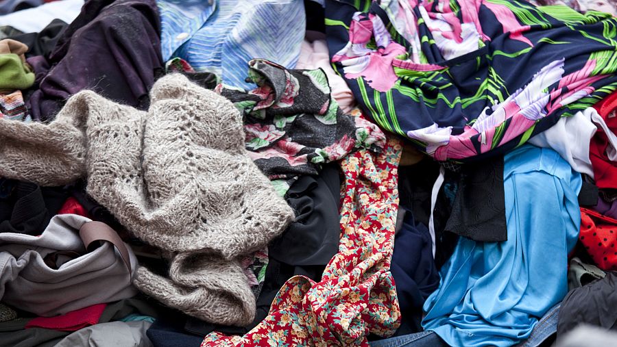 Conjunto de ropa mezclada y usada