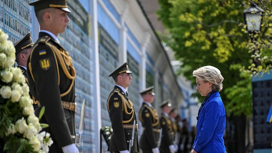 La presidenta de la Comisión Europea, Ursula von der Leyen, rinde tributo a los soldados ucranianos caídos, en Kiev (foto: REUTERS/Viacheslav Ratynskyi).