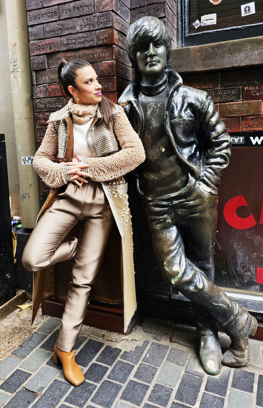 Blanca Paloma junto con una estatua de John Lennon en Liverpool