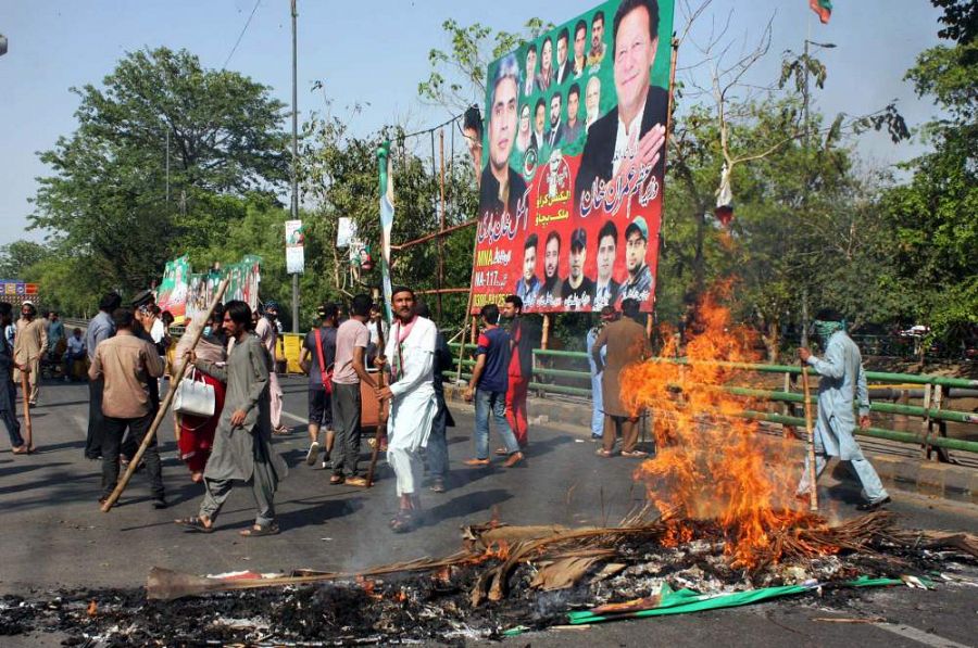 Activistas del PTI bloquean una carretera en Lahore tras la detención del exprimer ministroen las instalaciones del Tribunal Superior de Islamabad.