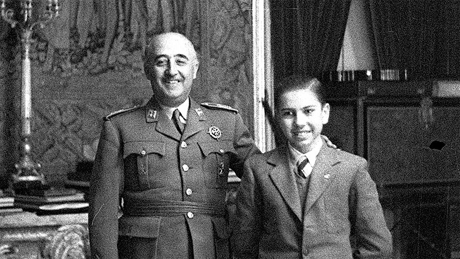 Arturo Pomar, de niño, posando junto a Franco en una de sus apariciones públicas como prodigio del ajedrez