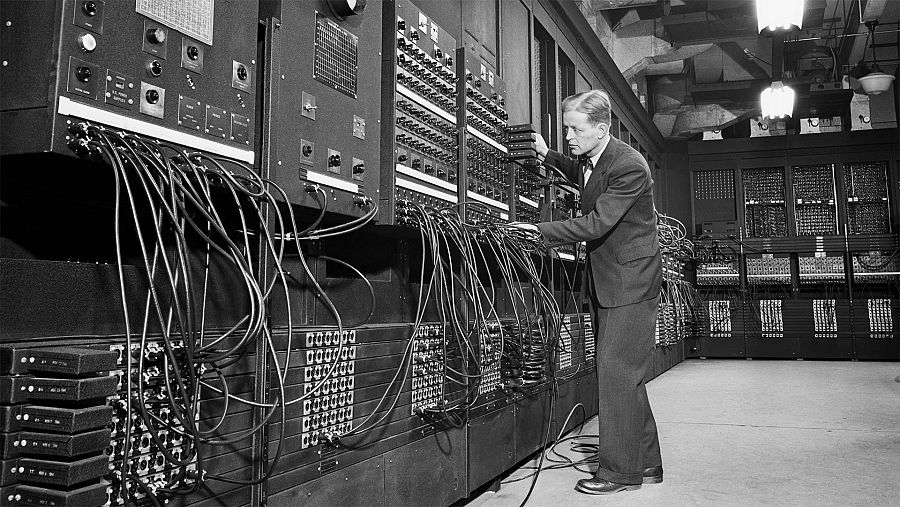 Fotografía en blanco y negro de un operario informático trabajando en las grandes instalaciones del ENIAC, uno de los primeros ordenadores