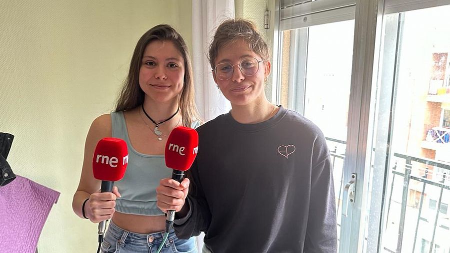 Ángela (izq) y Micaela, en su casa de Salamanca