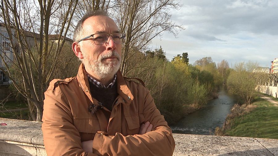 El ambientólogo Roberto Milara en el río Arlanzón de Burgos
