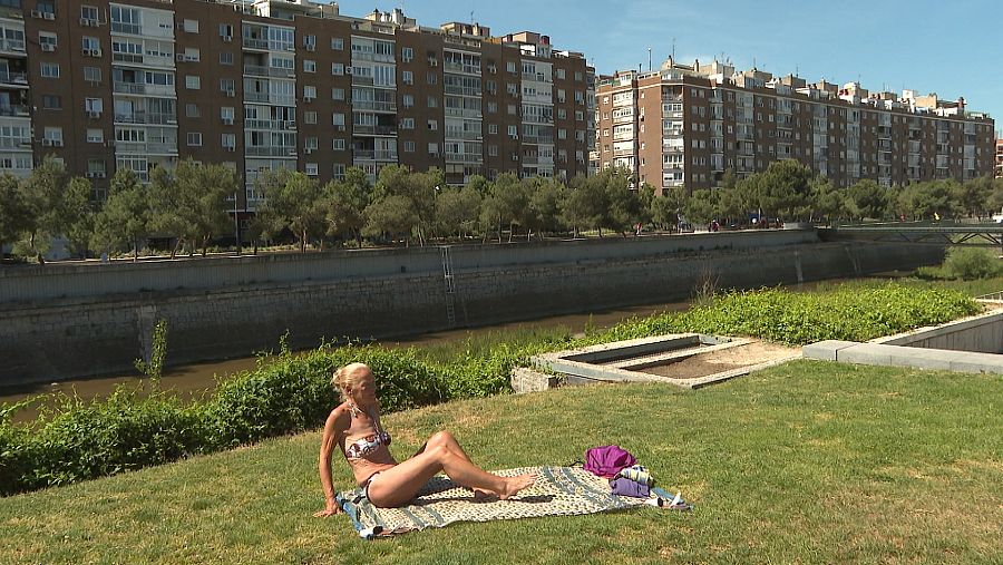 En Madrid sí hay playa: tomando el sol en Madrid Río