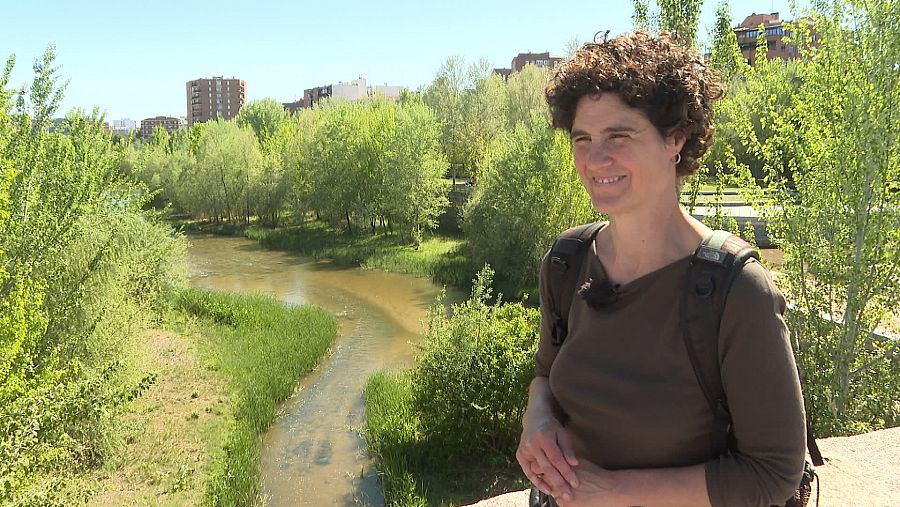 Erika González de Ecologistas en Acción en el renaturalizado Manzanares