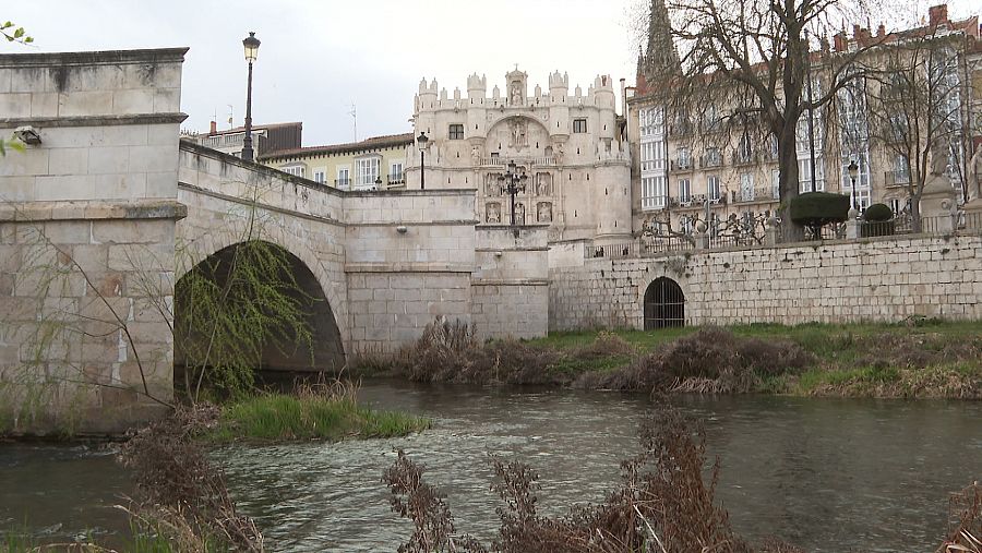 El río Arlanzón a su paso junto a la Catedral de Burgos y El Espolón
