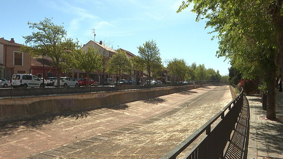 El río Zapardiel está encauzado en hormigón