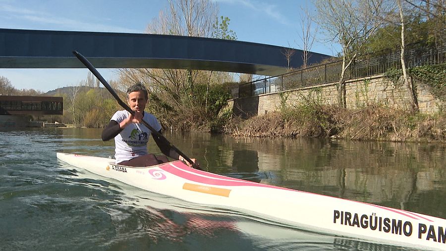 La piragüista Amaia Osaba en el río Arga