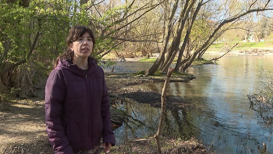 La bióloga Marina Jiménez junto al río Arga