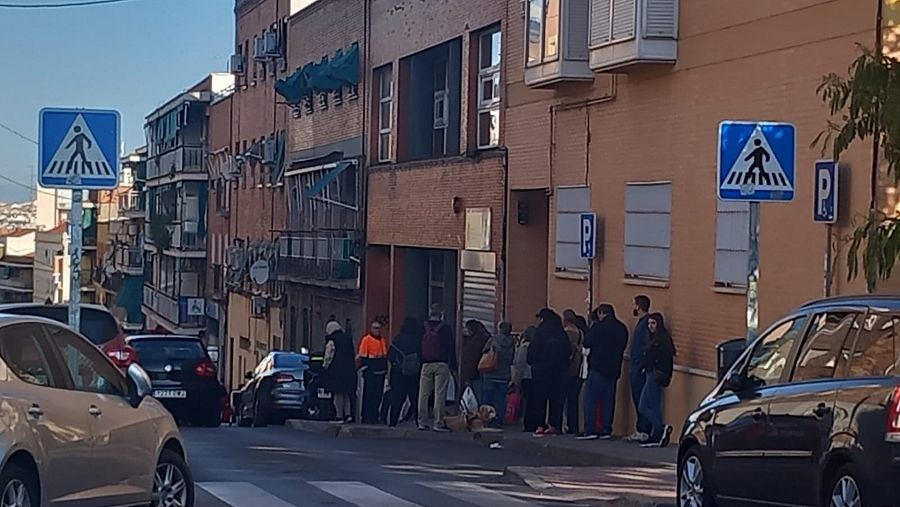 Colas a las puertas de la oficina de la Seguridad Social de Vallecas, Madrid