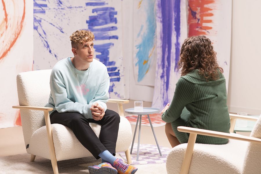 Roi Sastre, hablando con una joven