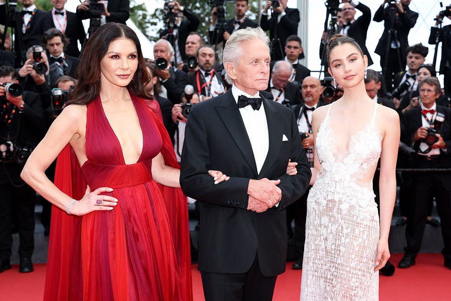 Catherine Zeta-Jones, Michael Douglas y Carys Zeta Douglas, a su llegada la ceremonia de inauguración de Cannes.