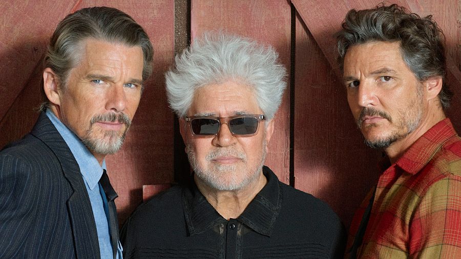 Pedro Almodóvar junto a los dos protagonistas de 'Extraña forma de vida', Ethan Hawke y Pedro Pascal y Pedro Pascal.