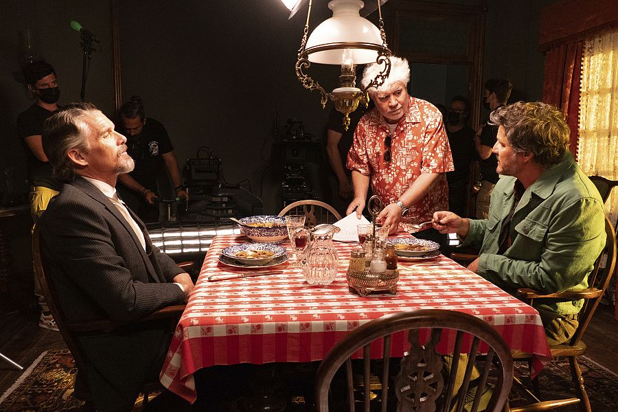 Ethan Hawke, Pedro Almodóvar y Pedro Pascal en el rodaje de 'Extraña forma de vida'.