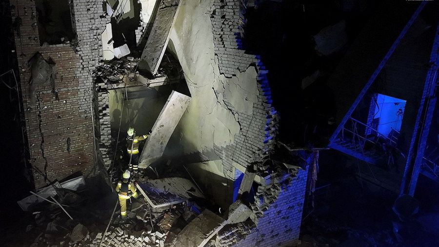  Un equipo de rescate busca heridos en un centro comercial dañado por los bombardeos rusos de la última jornada