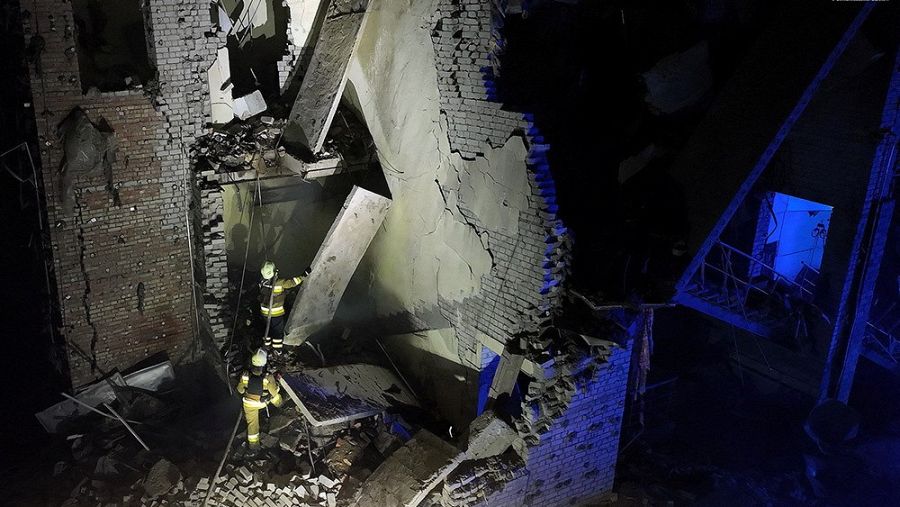 Un equipo de rescate busca heridos en un centro comercial dañado por los bombardeos rusos de la última jornada