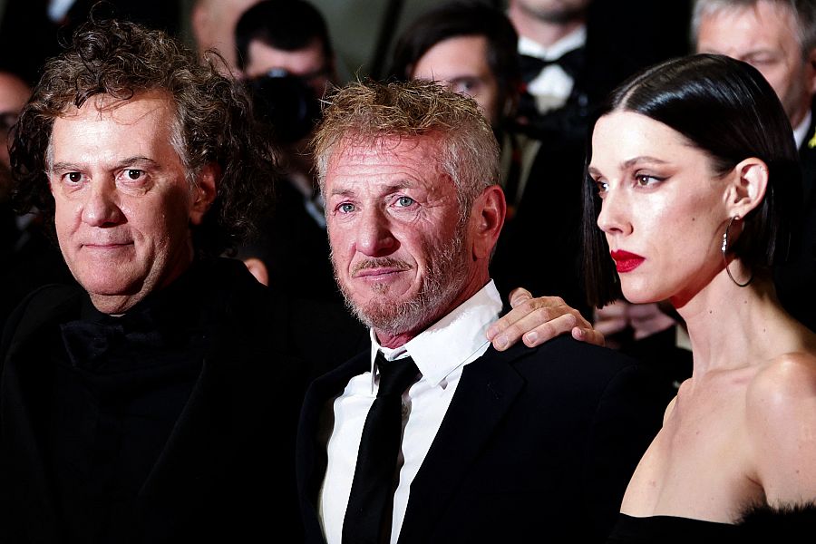 El director Jean-Stephane Sauvaire y los actores Sean Penn y Raquel Nave, en la presentación de 'Black Flies' en Cannes.