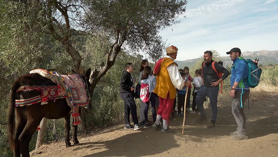 Isidro García Cigüenza y su mula Molinera: Compañeros inseparables en la aventura del aprendizaje al aire libre