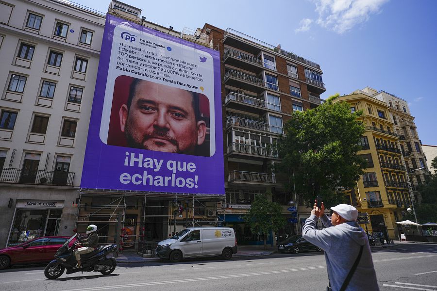 Podemos cuelga en Madrid una lona con la foto del hermano de Ayuso y una cita de Casado