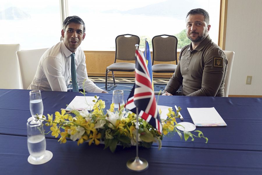 El Primer Ministro británico, Rishi Sunak (izquierda), y el Presidente ucraniano, Volodímir Zelenski, se reúnen en el Hotel Grand Prince, durante la Cumbre del G7 en Hiroshima