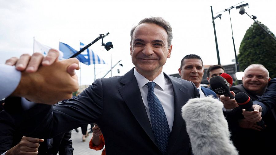 Kyriakos Mitsotakis llegando a la sede del partido Nueva Democracia