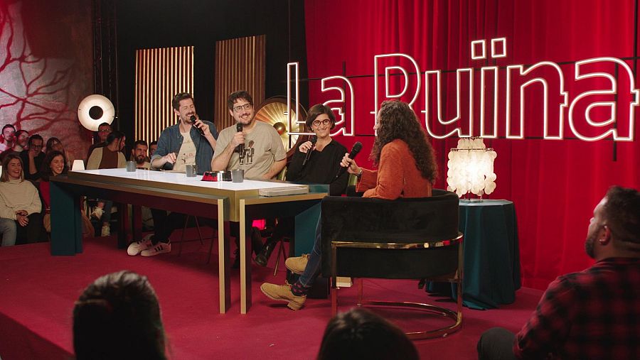 Una noia explica la seva anècdota a Ignasi Taltavull, Tomàs Fuentes i Natza Farré