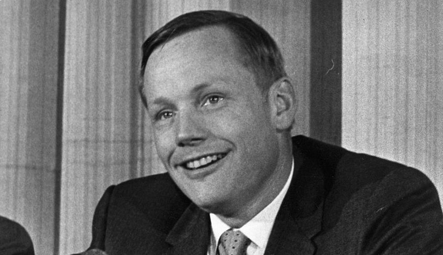 El astronauta Neil Amstrong ofreciendo una rueda de prensa poco antes de pisar la Luna