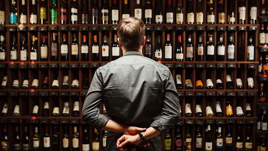 Un sumiller observa la bodega de un establecimiento