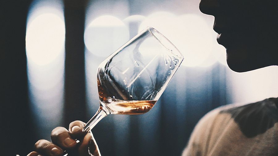 Un sumiller analizando el tipo de vino de una copa