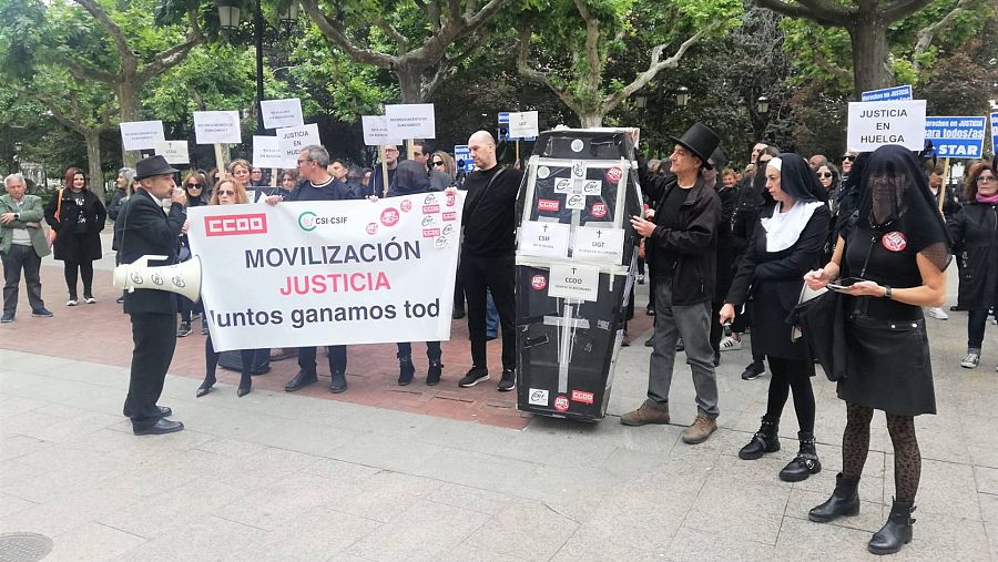 Funcionarios riojanos escenifican el 'entierro' de la Justicia en su primera jornada de huelga indefinida