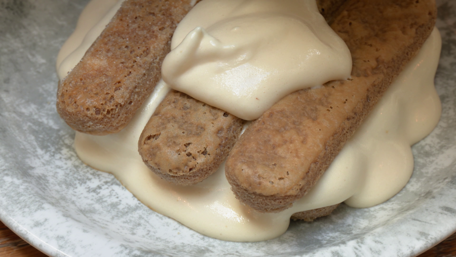 Montar el tiramisú por capas, empezando por una de bizcocho y luego otra de crema