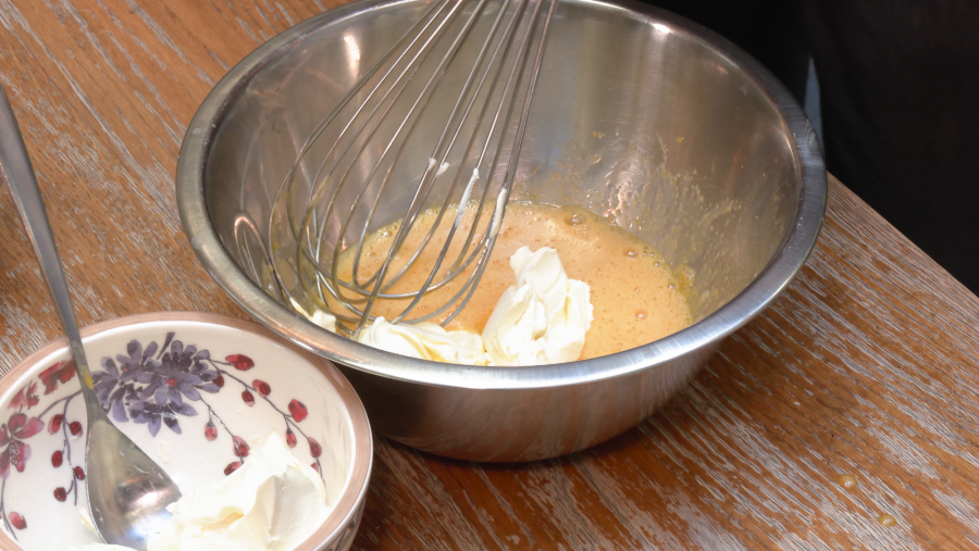 Juntar todo y batir bien hasta lograr una crema