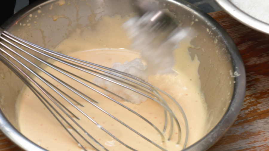 Juntar la yema de huevo con el licor de almendras, el azúcar y el mascarpone y batirlo todo.