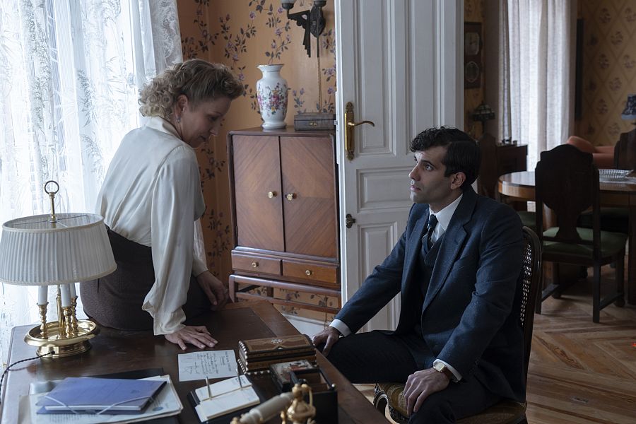 Manuel se infiltra en la red de evasión de criminales nazis de Clara Stauffer