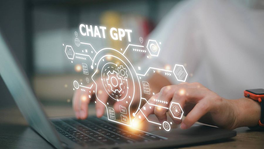 ChatGPT es un modelo de inteligencia artificial que genera textos articulados de forma coherente y con un lenguaje natural.