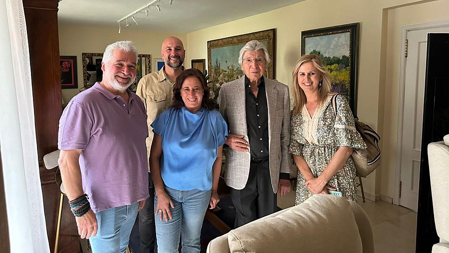 El equipo de RTVE posa con Manuel Alejandro en su casa de Madrid