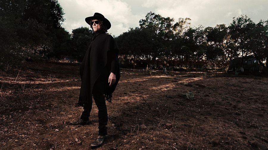 El artista regresa con un nuevo disco y su segundo poemario 