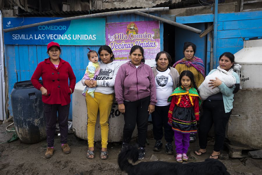 Nelly, Jessy, Delia y sus vecinas recurren a la iniciativa de Olla Común para luchar contra el hambre en suburbios de Lima