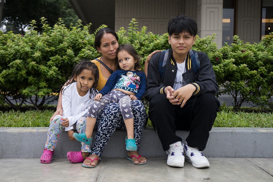 Susana Soto junto a sus dos hijas y su hijo Christopher, de 15 años, víctima en las protestas en Perú