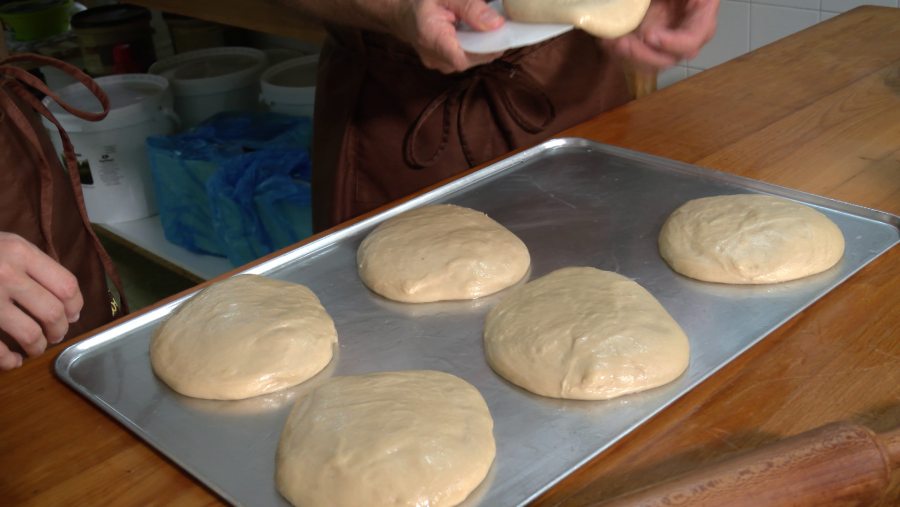 Amasa los ingredientes y divide la masa en porciones