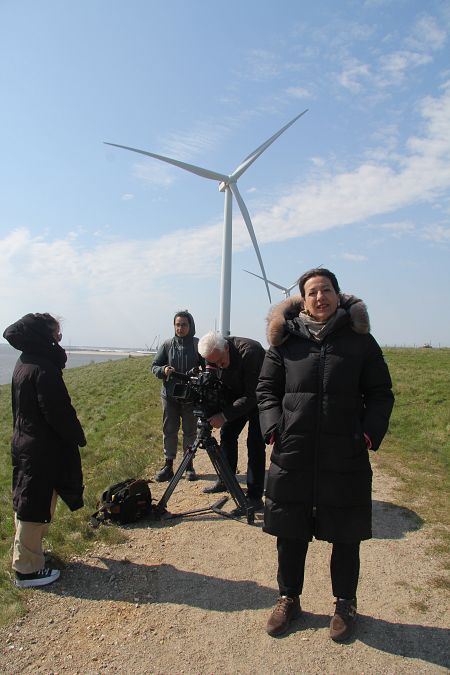 Un equipo de RTVE prepara el material para filmar junto a los mayores molinos de viento de Dinamarca.