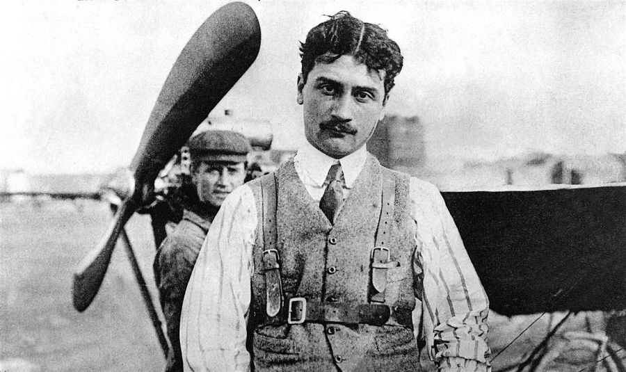 El aviador francés Roland Garros con su aeronave