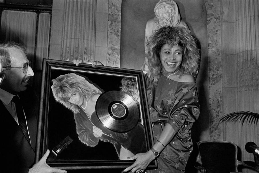 La cantante Tina Turner recibe el premio Disco de Oro en 1986, en París.