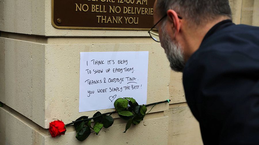 Una persona deja un mensaje en el exterior de la casa donde vivió la cantante Tina Turner cerca de Zúrich en Kuesnacht Suiza